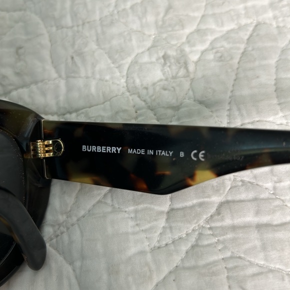 Burberry Sun glasses - Picture 5 of 5